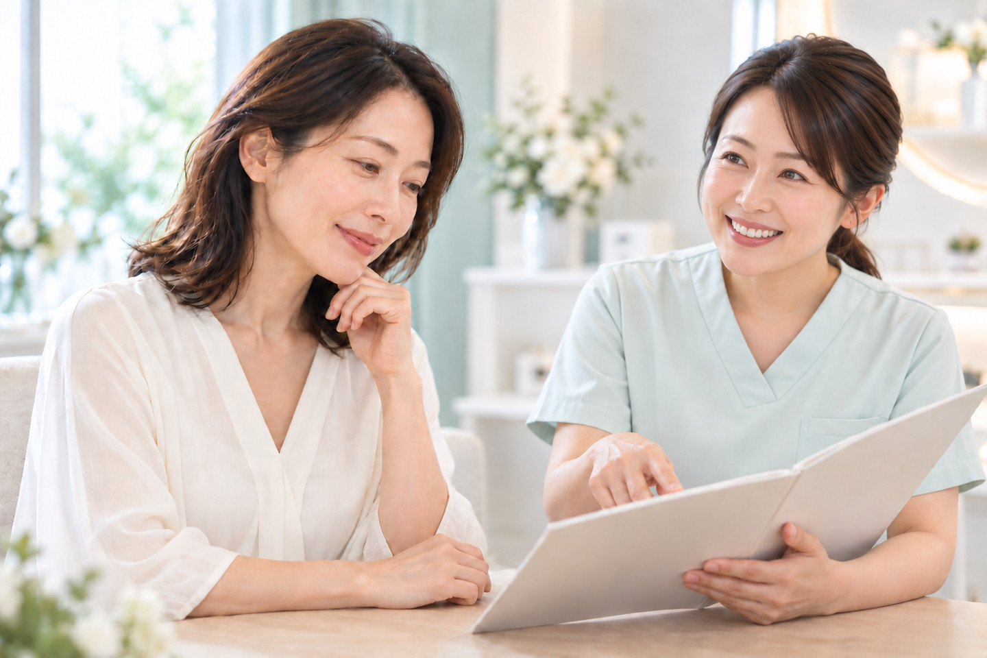 女性看護師と手術までの流れを確認する女性のイメージ